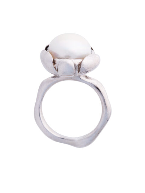 elegant pearl ring