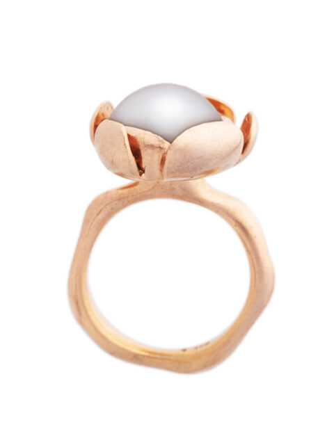 Flower ring with a pearl