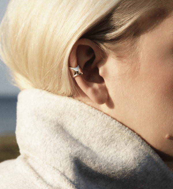 Earrings that fit the shape of the ear