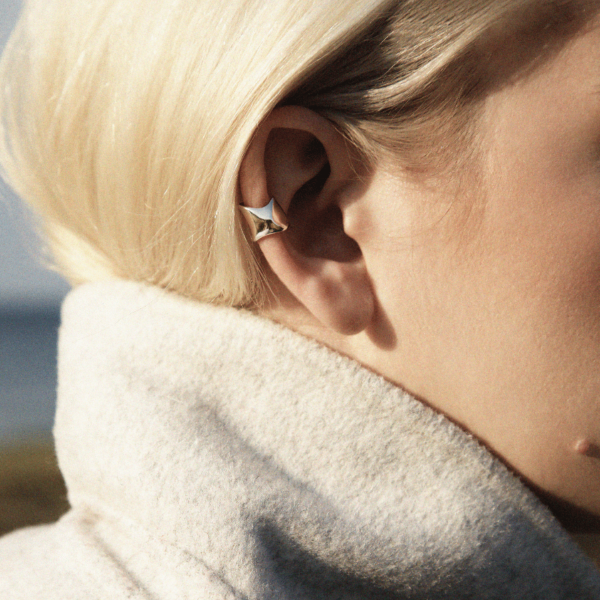 Earrings that fit the shape of the ear