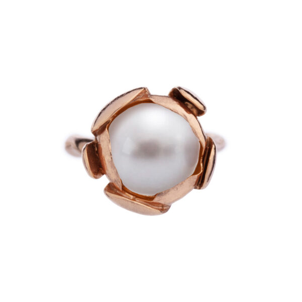 Flower ring with a pearl